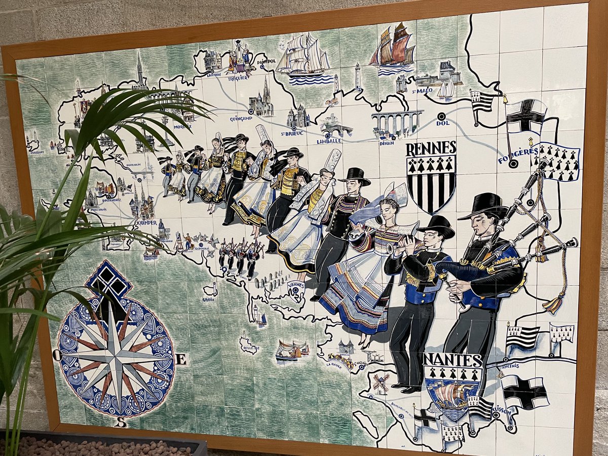 VigiBretagne's tweet photo. Une superbe carte de Bretagne datant de 1962 et réalisée sur commande pour l’hôtel Celtic de Quimper, maintenant visible dans le hall de l’hôtel de ville de Kemper/Quimper. Un excellent rappel pour les amnésiques de l’histoire ! @44BZH￼ https://t.co/iUXBCOEbIa