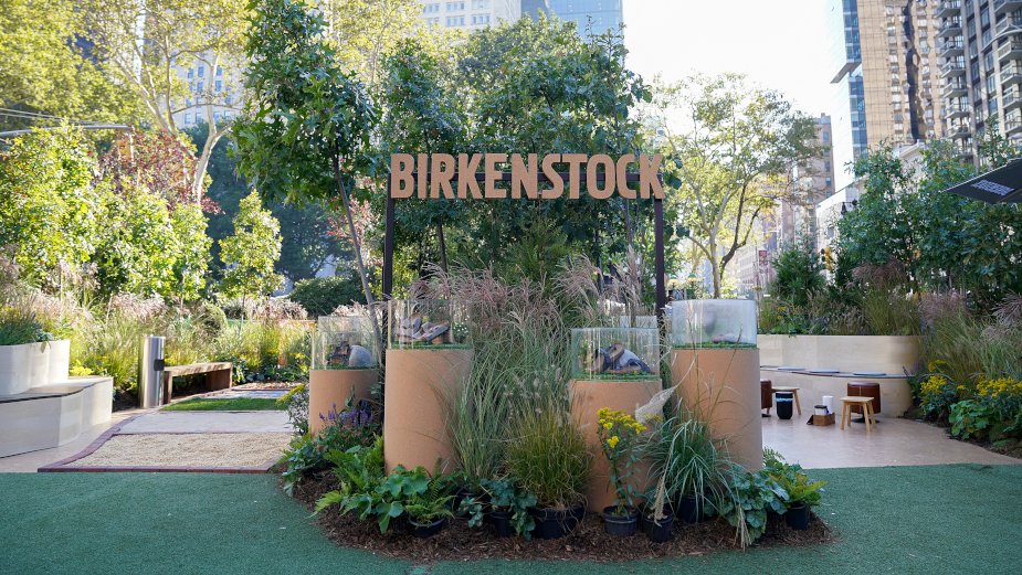 .<a href="/BIRKENSTOCKUSA/">BIRKENSTOCK USA</a>'s interactive parks from <a href="/InvisibleNorth_/">Invisible North</a> invites New York to walk the way nature intended. hubs.la/Q026nrdT0
