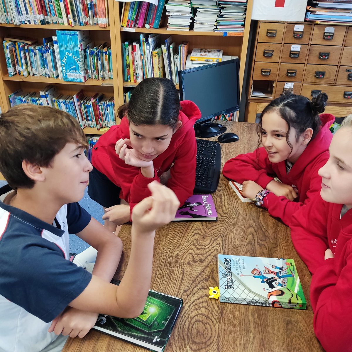cscchamartin's tweet photo. En sexto hemos creado un club de lectura. Acudimos a la biblioteca de primaria y compartimos con nuestros compañeros lo que nos gusta del libro que estamos leyendo.📖
¡ Leyendo crece nuestra imaginación y nuestro amor por la lectura❤!
#SoyTodoOídos #animacionalalectura https://t.co/2tSQzmJWfO