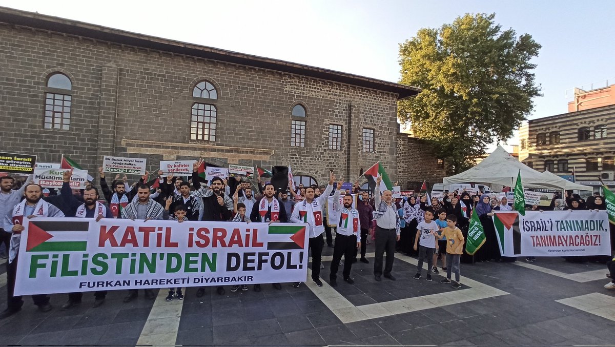 FURKAN HAREKETİ MENSUPLARINDAN FİLİSTİNE DESTEK 🇵🇸 Türkiye'nin her bölgesinde Filistin'e destek eylemleri yapılırken Furkan Hareketi mensupları da eylem ve basın açıklamalarına devam ediyor. 📍Batman, İzmir, Diyarbakır Artık KınamakYetmiyor #SafımızBelli