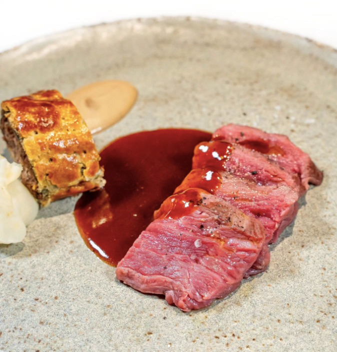 FoodCostaBrava's tweet photo. Aquesta és la versió del @Rest_Calenric  del clàssic Filet Wellington: la pasta de full amb fulla de bleda farcida de bou; i, en honor al plat, el filet. 😍

👉 https://t.co/67ju3v1cvW
#FoodCostaBrava #Inpyreenes https://t.co/6gD8O3vFr1