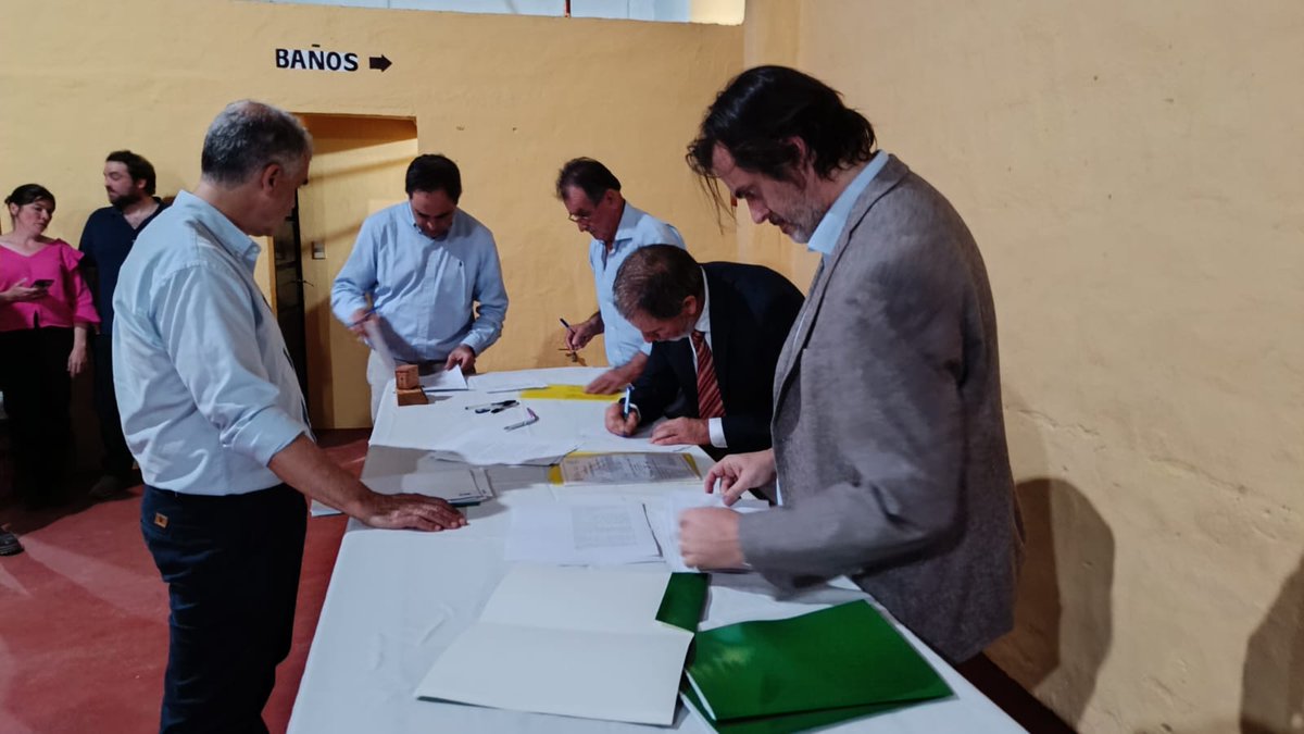 El subsecretario <a href="/ignacio_buffa/">juan ignacio buffa</a>, el director de #DIGEGRA <a href="/nchiesa/">Nicolas Chiesa</a>, el director de #DGDR <a href="/CarlosRydstrom/">Carlos Rydström</a> y autoridades de la #CHDA <a href="/NestorCausa/">Nestor Causa</a> firmaron en Young 2 convenios para la promoción del sector apícola.