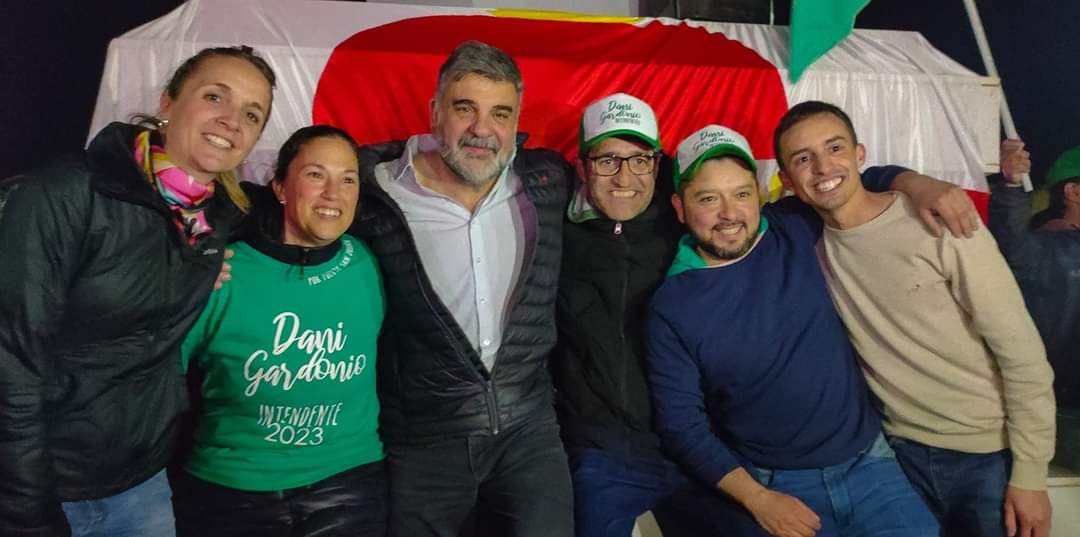 Piero Boffi (@piero_boffi) on Twitter photo ¡AHORA SÍ, EQUIPO COMPLETO!
En #PuertoSanJulian hablamos en las urnas. El pueblo nos volvió a elegir. Gracias a todos por el gran apoyo.
<a href="/DanielGardonio/">Daniel Gardonio</a> Intendente, Natalia Pedernera, Joaquín Serra Vidaurre, María Luz Fracasso y Pancho Oyarzún Concejales 2023-2027 #SantaCruz ¡AHORA SÍ, EQUIPO COMPLETO!
En #PuertoSanJulian hablamos en las urnas. El pueblo nos volvió a elegir. Gracias a todos por el gran apoyo.
<a href="/DanielGardonio/">Daniel Gardonio</a> Intendente, Natalia Pedernera, Joaquín Serra Vidaurre, María Luz Fracasso y Pancho Oyarzún Concejales 2023-2027 #SantaCruz