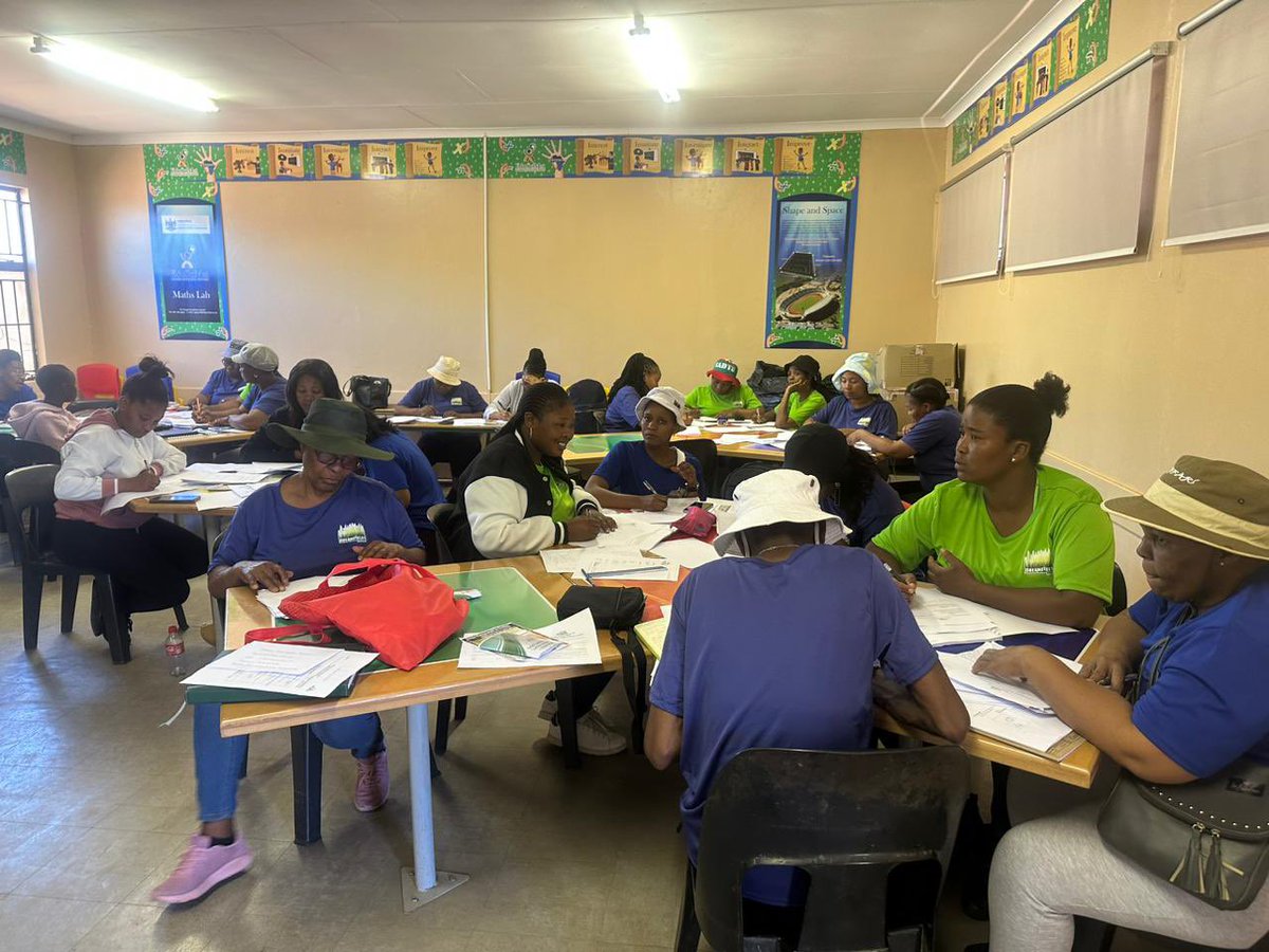 CoachSifiso's tweet image. This weekend @DreamfieldsP hosted a level 1 netball coaching course done by Lizelle Erasmus from Netball SA and football workshop by Cameron Cox in Mafikeng. It was great contributing to the growth of the coaches in their respective codes. Honoured to have been part of this. ❤️😎