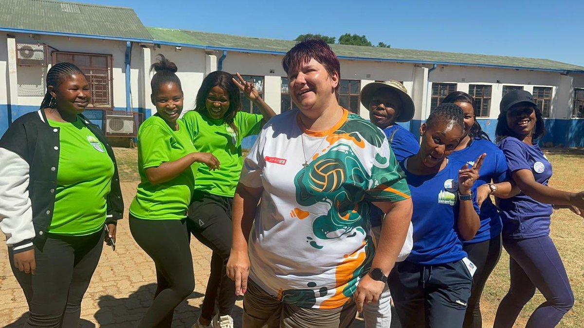 CoachSifiso's tweet image. This weekend @DreamfieldsP hosted a level 1 netball coaching course done by Lizelle Erasmus from Netball SA and football workshop by Cameron Cox in Mafikeng. It was great contributing to the growth of the coaches in their respective codes. Honoured to have been part of this. ❤️😎