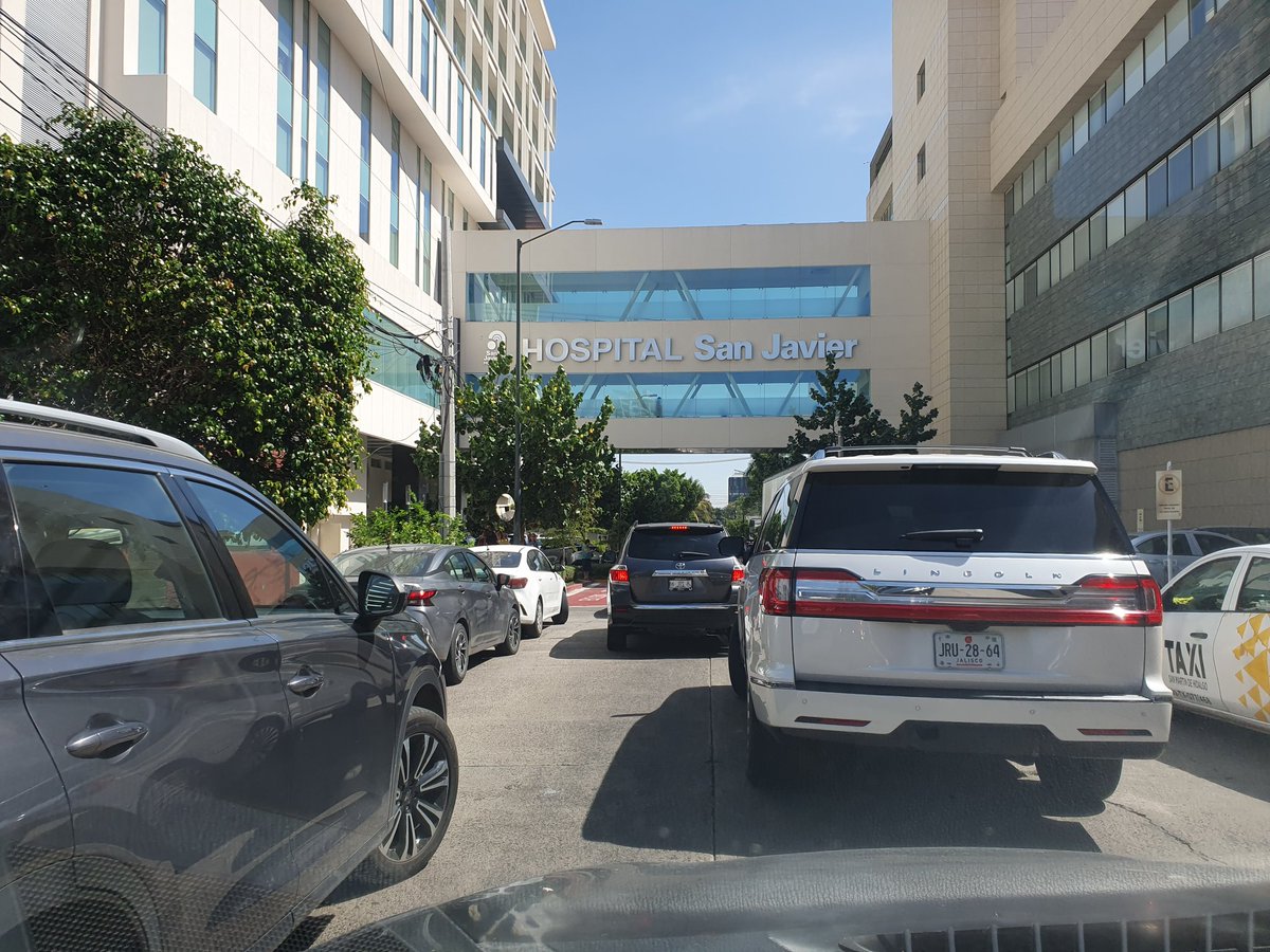 lauradelamora's tweet photo. Todos los días lo mismo en @hossanjaviergdl , estacionamiento límitado para pacientes (clientes) tiene que ser con valet y ahora tiene costo. Para entregar el auto 15 minutos y para recibir el auto otros 15 minutos. Pésimo. https://t.co/wj6ps9e80W