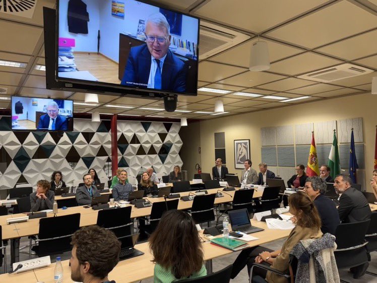 Great virtual meeting today at JRC Seville with @NicolasSchmitEU, EU Commissioner for Jobs and Social Rights! 🇪🇺  We talked about   🔸Future of Work  🔸Digital Education   🔸Vocational Training  🔸Regional Innovation