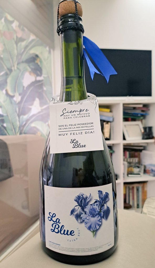 LaBluevinos's tweet photo. Uds. Qué  dicen?  Van quedando lindas las nuevas  etiquetas de #lablue ? Son 3 tipos de flor de Iris y representan a mi madre , a mi padre y quien suscribe. El color del iris simboliza la elocuencia, la esperanza, la sabiduría, la comunicación y la fe. https://t.co/bsaOawuWrd