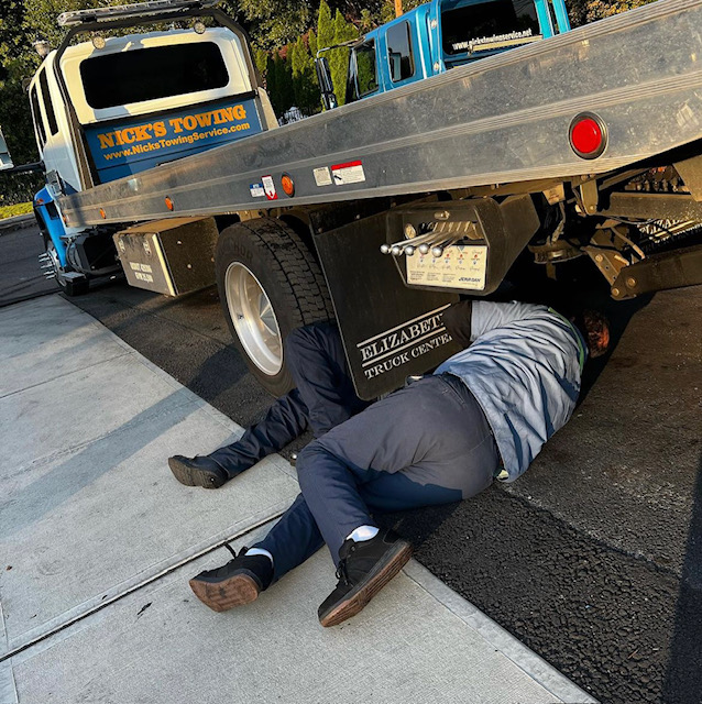 NicksTowingServ's tweet photo. Caught in the act of helping! Kudos to Jorge for taking the time to answer a question AJ had by taking a few minutes at the end of the day to show him in the yard. Jorge you're the best!!
#towfamily #nts #nickstowingservice #towlife #alwayslearningalwaysgrowing https://t.co/EkEVZ2tkEm