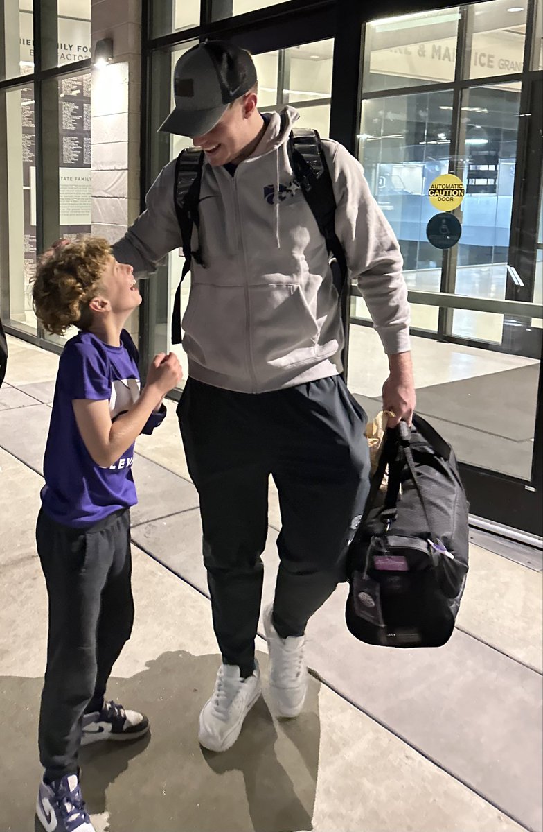 Stacymb1's tweet photo. We would all be lucky to find someone who looks at us like my son looks at @whoward_ . 💜😂 It’s deserved though. He could have let his ego get in the way. Instead he made it clear he is here for the #KStateFB TEAM, not himself. On Sat. he showed that he’s not done yet! #TYWill https://t.co/aBkxFSQNC7