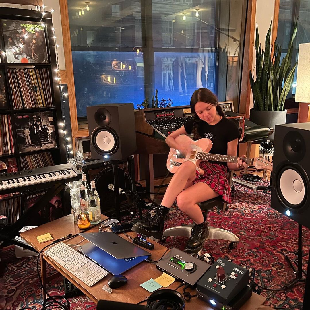 LiviesHQ's tweet photo. we wonder what song liv was writing in this pic… what’s ur guess? 🩷🎸 https://t.co/bg4UENMIkM