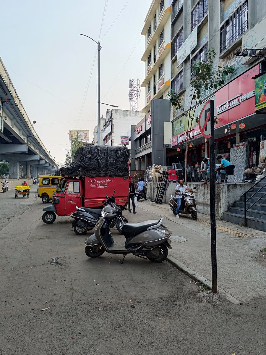 dhirajm3's tweet photo. Vehicles getting parked in front of No Parking board on pune-satara road, dhankawadi, next to Hotel Urmil lane, please initiate action on daily basis as this is a big headache to locals to get into society.
@PuneCityPolice 
@CPPuneCity
@traffic_pune https://t.co/9nhifmSH1l