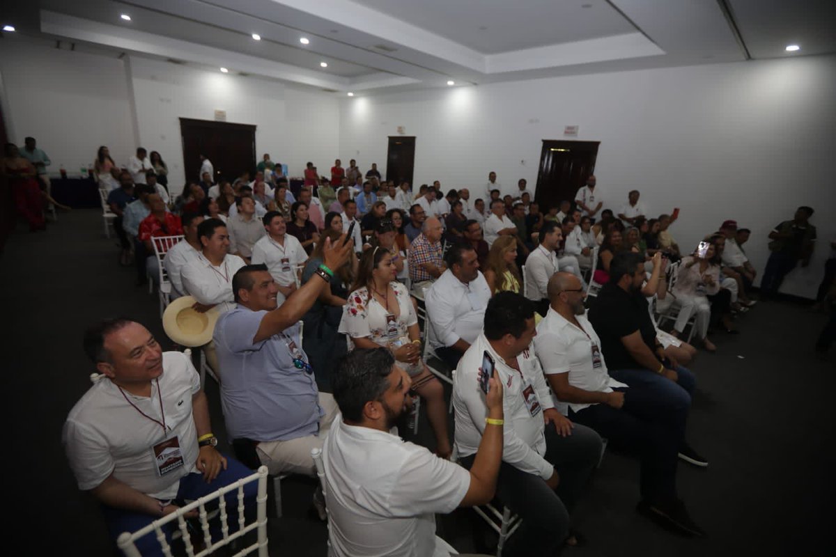 pattygmiranda's tweet photo. Estuvimos en el 1er. Congreso @QueSigaMX en el Estado de #Yucatán. Agradezco a @GabyJimenezMX y @EFGANCIRA por su apoyo y felicitaciones por este GRAN proyecto. 
#QSLD 
#EsClaudia 
@Claudiashein https://t.co/OGugGJ7QR1
