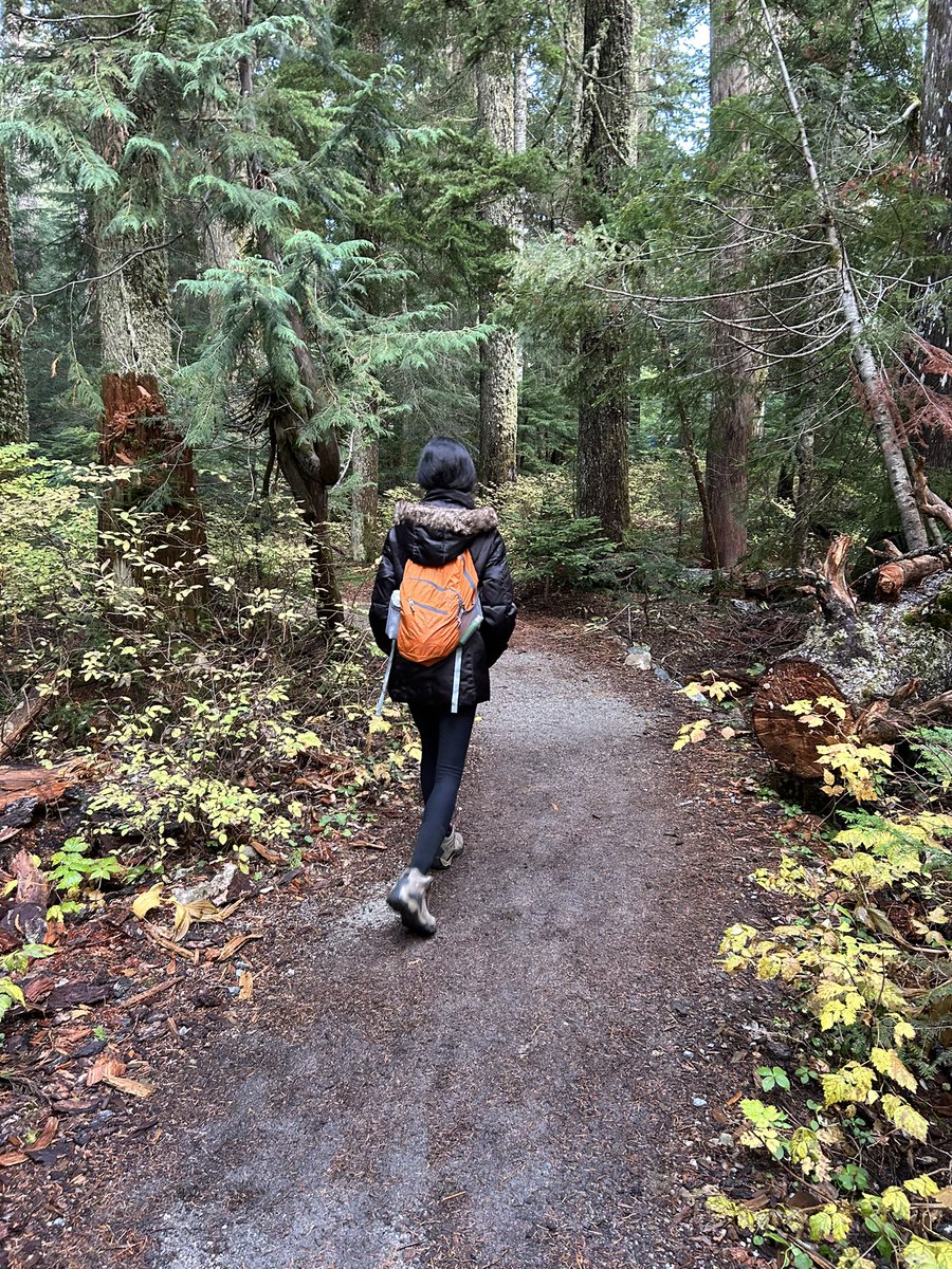 ManasikAbdu_MD's tweet image. This breathtaking view is definitely worth an early morning 4 hrs hike to make it back on time for #PGCourse @AmCollegeGastro 🍁

Always packing a hiking boots next to my heels 🥾 👠 

Thanks for Zoom interviews, we got to make awesome likeminded friends @iyengar_meera ✨…