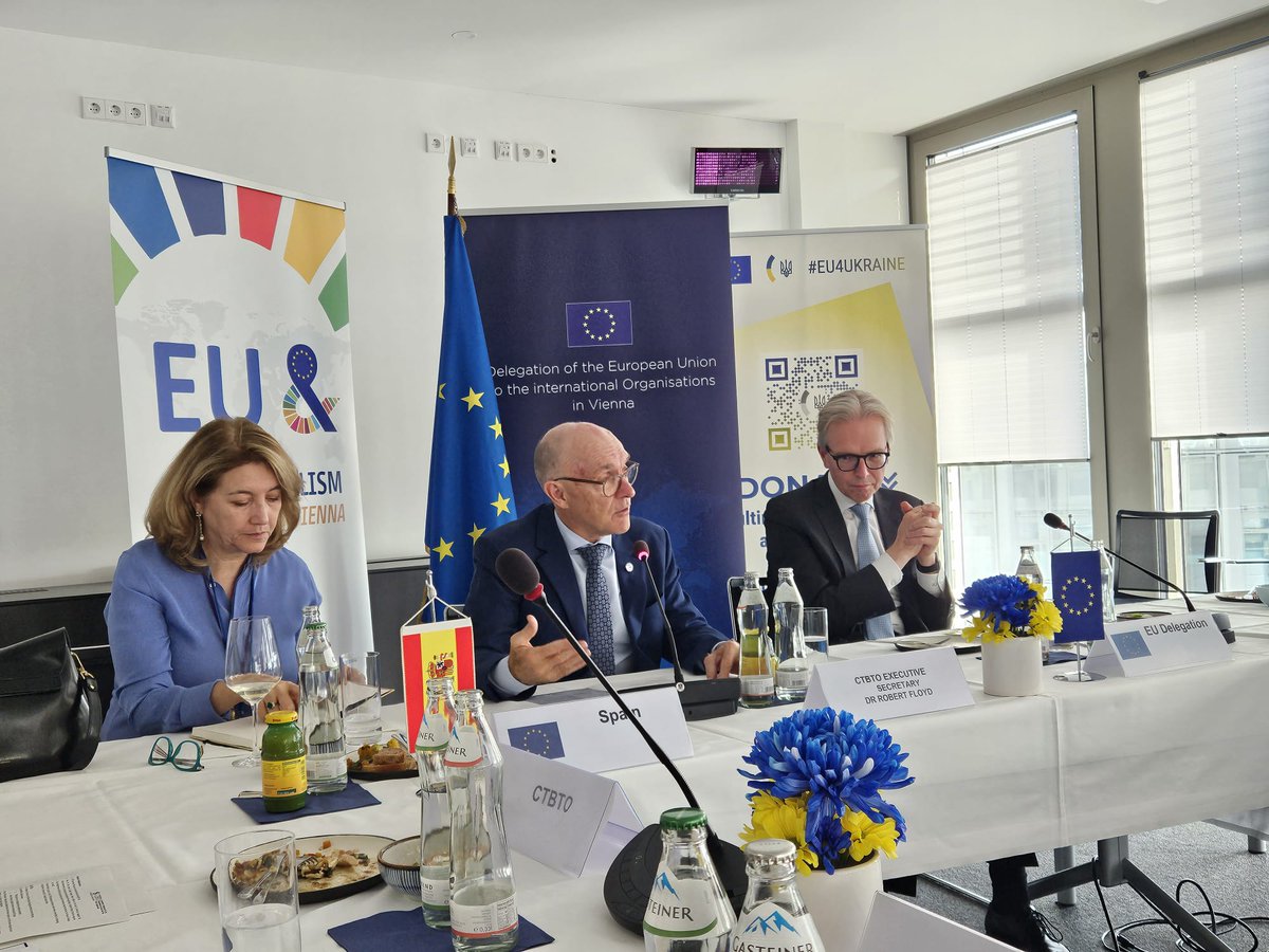 MisionVienaOI's tweet photo. Interesante reunión con @_RobFloyd en la @euunvie para tratar temas de interés común para toda la Union Europea. España 🇪🇦 está comprometida con la plena universalización y la entrada en vigor del #TPCE https://t.co/n1Td26gI1C