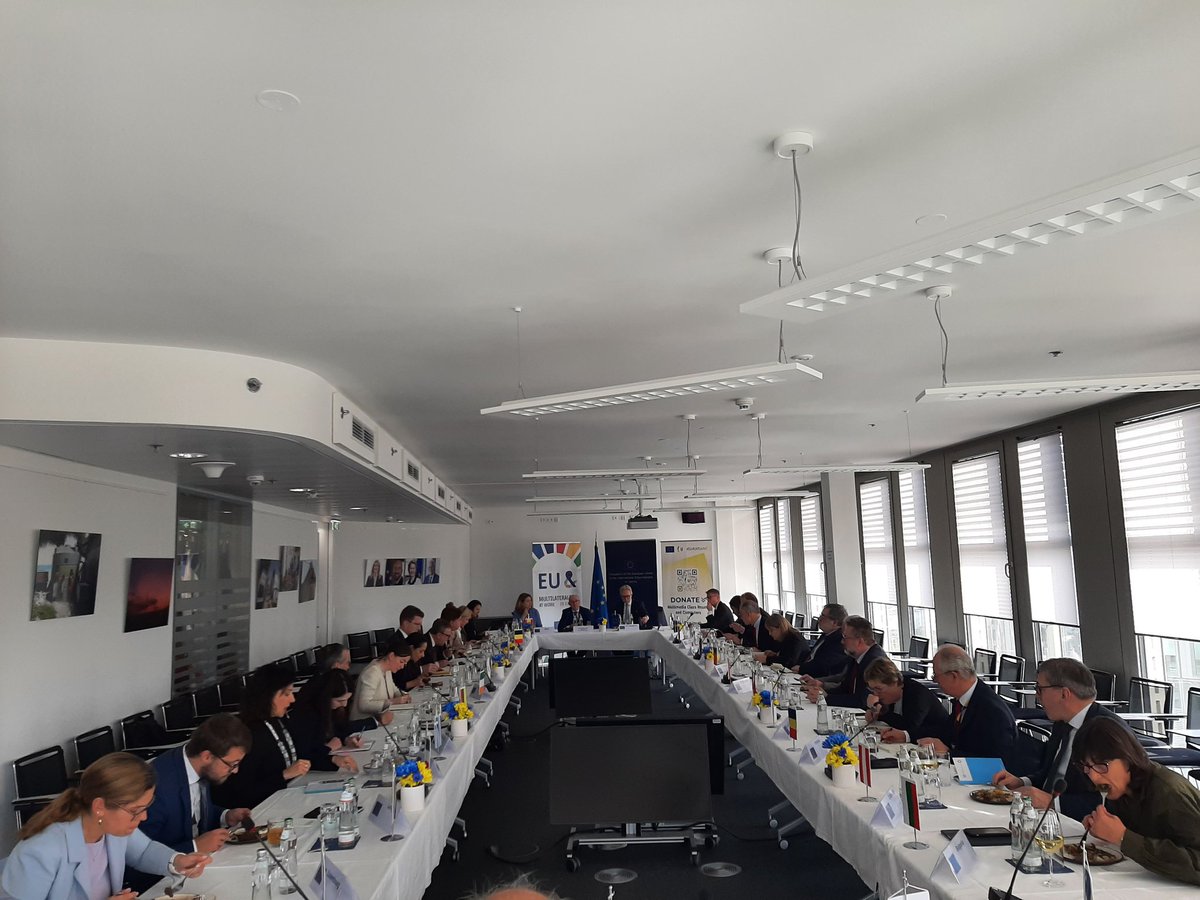 MisionVienaOI's tweet photo. Interesante reunión con @_RobFloyd en la @euunvie para tratar temas de interés común para toda la Union Europea. España 🇪🇦 está comprometida con la plena universalización y la entrada en vigor del #TPCE https://t.co/n1Td26gI1C