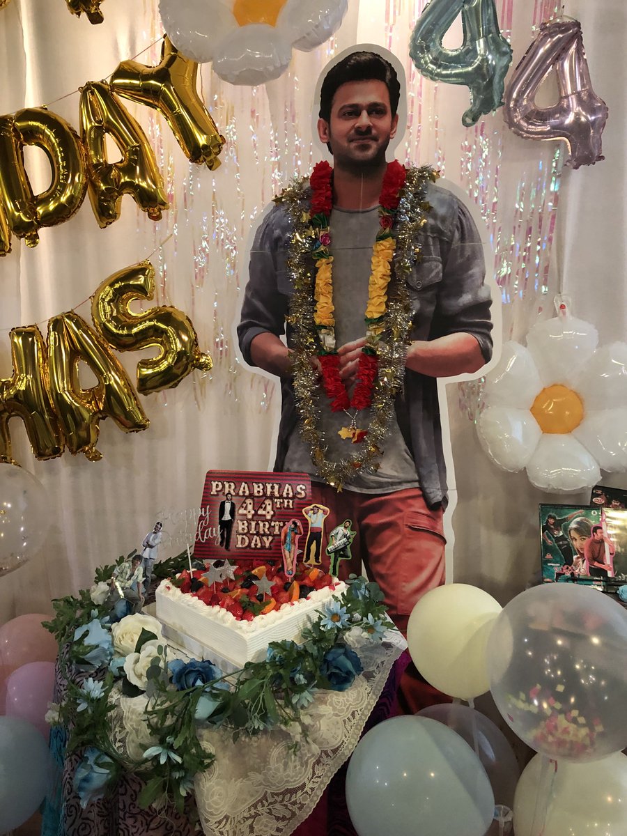 Stef_Jenya's tweet photo. そして素敵なお誕生日ケーキが🎂✨🍰
ごちそうさまでした。

#PrabhasBirthdayCelebrations 
#PrabhasBirthdayJapan2023
#HBDRebelStarPrabhas
#プラバース
#Prabhas https://t.co/2vm2rqMwFT