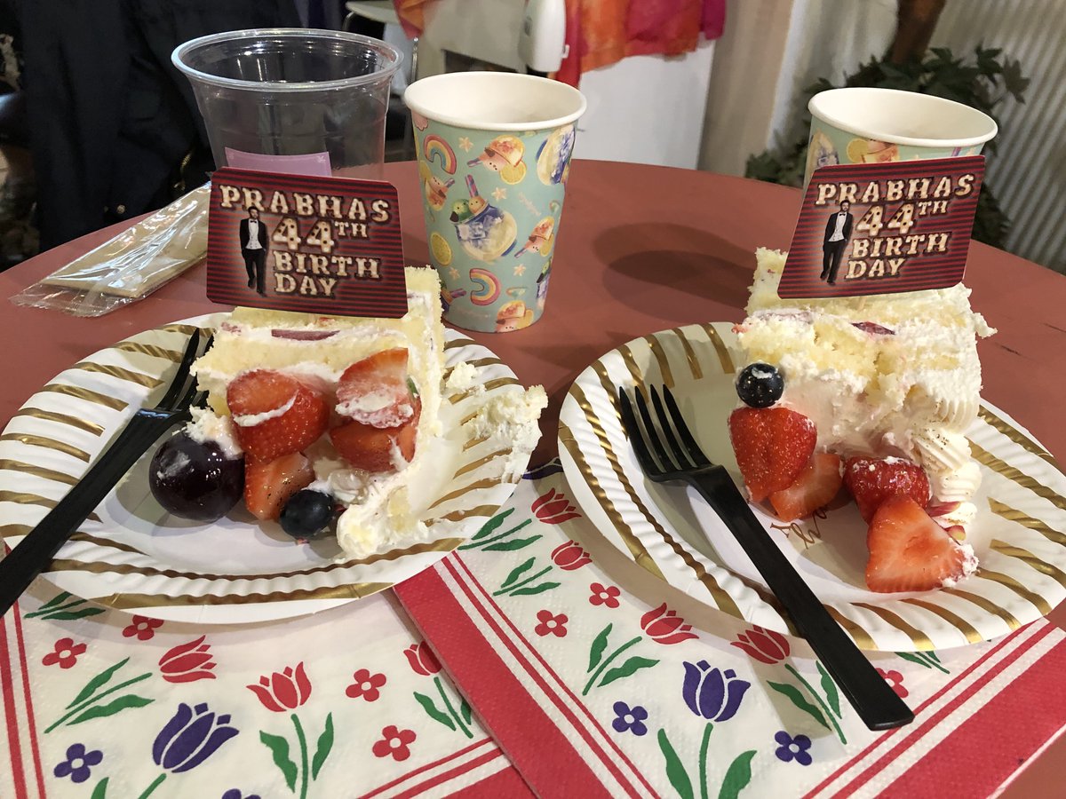 Stef_Jenya's tweet photo. そして素敵なお誕生日ケーキが🎂✨🍰
ごちそうさまでした。

#PrabhasBirthdayCelebrations 
#PrabhasBirthdayJapan2023
#HBDRebelStarPrabhas
#プラバース
#Prabhas https://t.co/2vm2rqMwFT