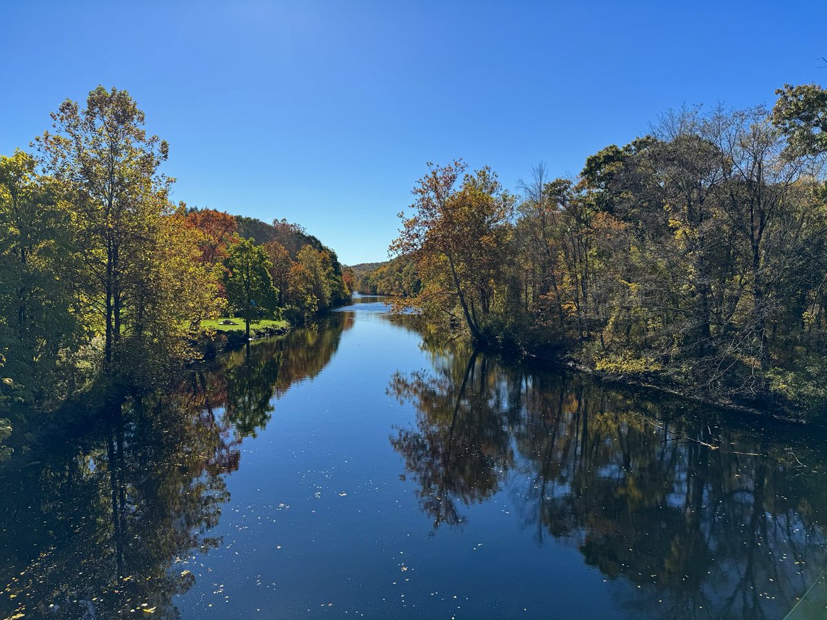 petermarteka's tweet photo. Autumn along the Salmon River. #Moodus https://t.co/iPuBeYJGyz