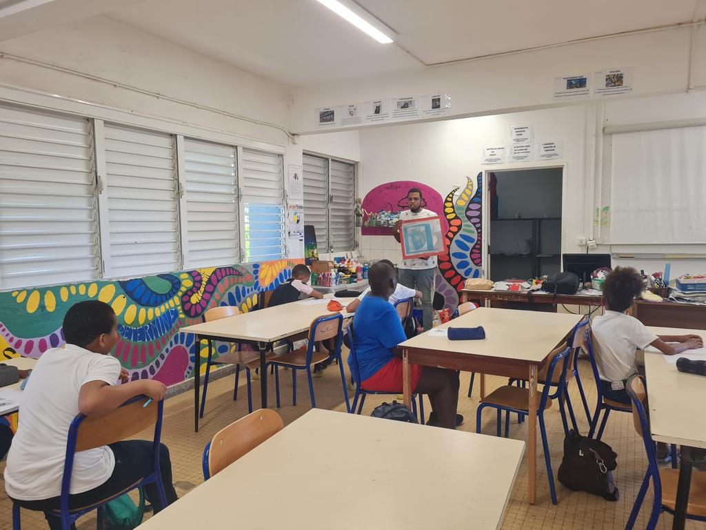 MzelleVivi's tweet photo. Dispositif école ouverte des vacances d'Octobre 2023 au Clg Jacqueline Julius..  Atelier de sérigraphie encadré par l'artiste Jérémie Priam. Pour ce 1er jour : Découverte du matériel de sérigraphie et expérimentations graphiques @CSchoelcher @acmartinique @MartiniqueDaac https://t.co/J74PKC4pSw