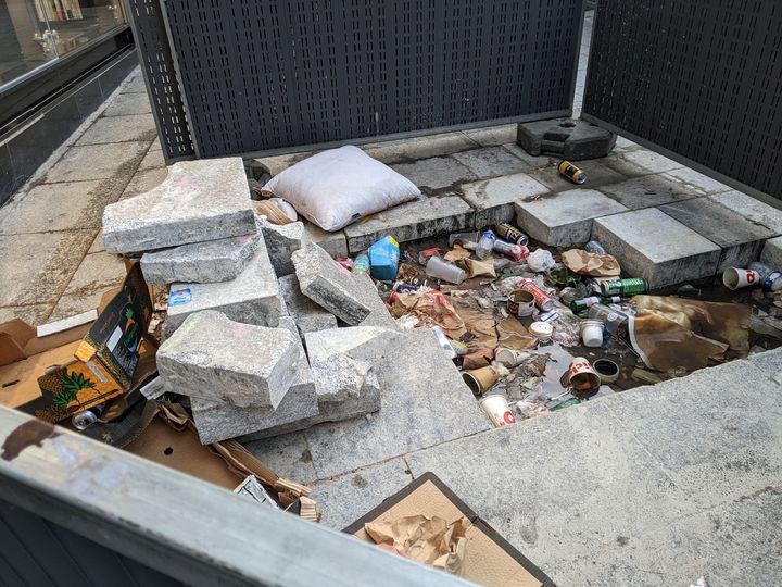 Chantier à l'abandon depuis des mois devant la Librairie. Que faut-il faire pour être entendu ? @CaBouge_PARIS17 @Mairie17 @Paris; @GRDF; @geoffroyboulard @Proprete17 @PropreteParis