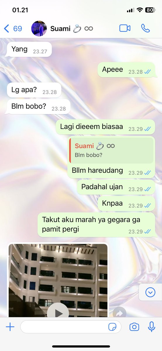 noormaulani's tweet photo. Ketika abang pergi rusuh mau makan dluar tpi lupa pamit.  Langsung chat lewat org lain dlu trus baru chat mastiin gmna respon aku. Padahal aku sedang asik men game 😂 https://t.co/m96sn01HAU