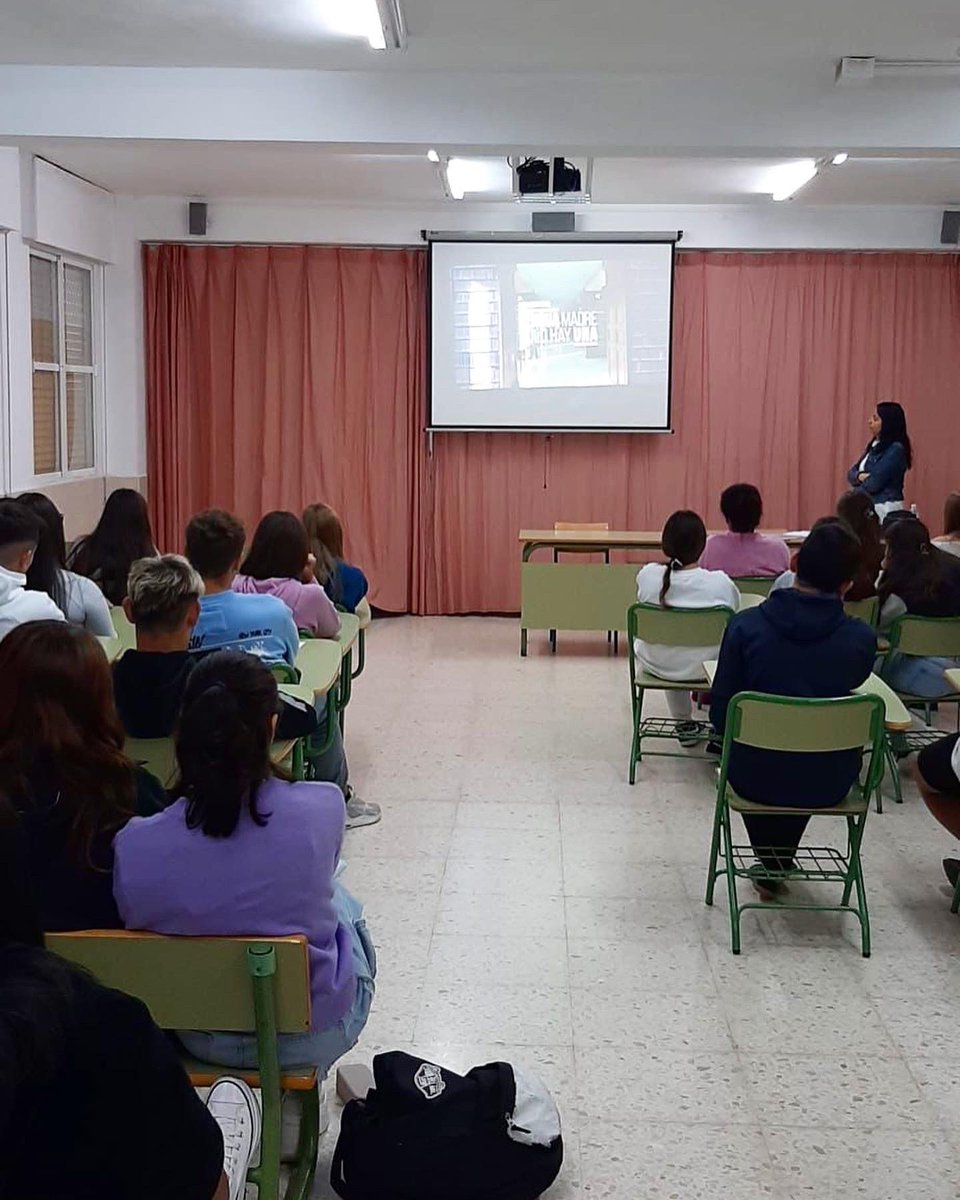 Taller sobre El Lenguaje En La Era De Las Redes Sociales

Hoy, lunes 23 de octubre, el alumnado de 4ºESO ha participado en un taller dado por la Asociación de la Prensa de Cádiz sobre el lenguaje en la era de las redes sociales.

📲👄🗣️💻