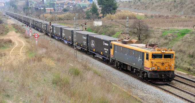 Recomanació de #boncatalà del 23 d'octubre: El verb NOLIEJAR significa 'fer un contracte de transport marítim' o, per extensió, 'd'una altra mena'. Si us plau, no ho digueu amb el castellanisme 'fletar'. Hom pot 'noliejar un vaixell, un avió, un tren'... Que corri, si us plau!