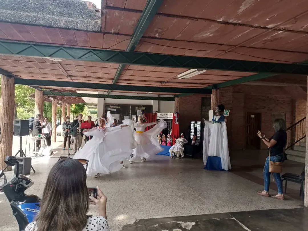 JCaripe1's tweet photo. #23Oct23  ¡Entre las adversidades la Upel se crece!
Acompañando a las autoridades, Profesores y estudiante de nuestra Upel-Ipm en la celebración del Aniversario número 52 de nuestra Casa de Estudios. https://t.co/UtjdjcVqTH