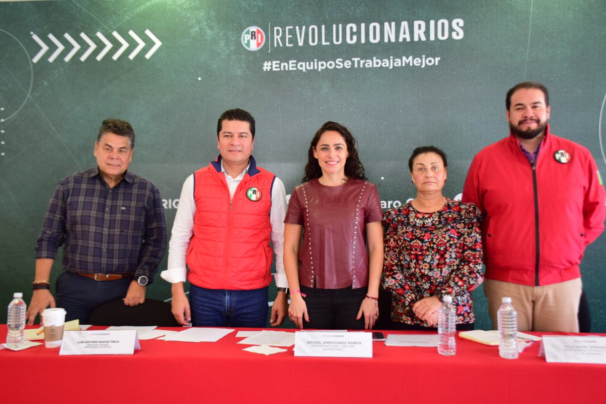 AbiArredondo's tweet photo. Debe de existir un balance, un equilibrio en cómo se dispersa el presupuesto federal. Las familias mexicanas merecen una mayor calidad de vida, pero vemos que a la 4T sólo le interesa destinar el dinero de los mexicanos a las obras faraónicas del presidente. https://t.co/idlDWdf5iy