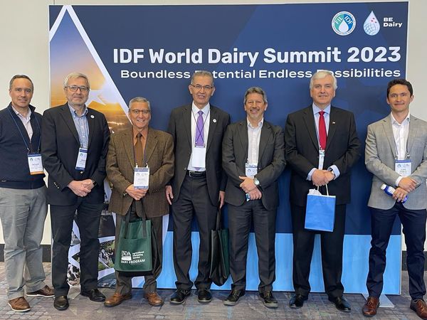 FedelecheFG's tweet photo. #País🇨🇱 El presidente de Agrollanquihue y Fepale, Eduardo Schwerter, expuso en la “Cumbre Mundial de Productos Lácteos de la IDF 2023
Ampliar antecedentes en https://t.co/ynN4IrShsy 🐮
https://t.co/ubZpKXk5jJ
#leche #lecheros #lechesustentable #fepale #agrollanquihue #idf https://t.co/CI20VLzOr4