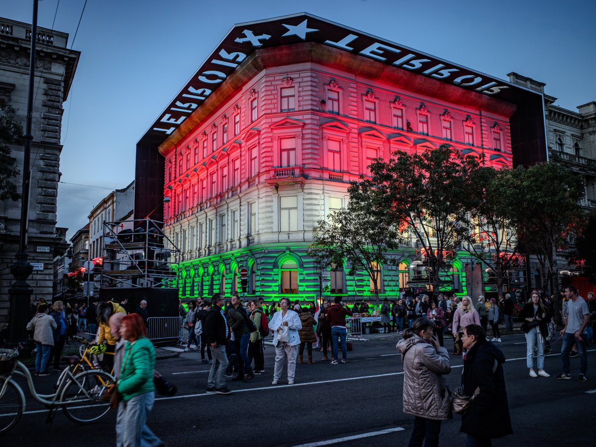 gyocsa's tweet photo. Remembering of the heroes of '56🇭🇺📷
#budapest #houseofterror #streetphotography https://t.co/u3WcZDhy3x