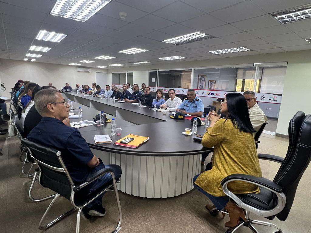 Nos encontramos reunidos con todo el Gabinete Regional del @gobiernoaragua para seguir planificando acciones en favor de nuestra gente 

¡Junto al Pueblo Siempre! 🙏🏻🌸

@nicolasmaduro 
<a href="/delcyrodriguezv/">Delcy Rodríguez</a> 
<a href="/dcabellor/">Diosdado Cabello R</a>