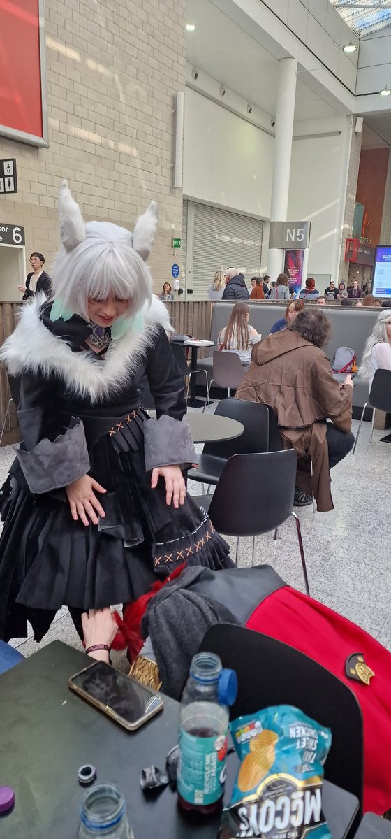 Yokimitsuro's tweet photo. Y así se hace a y'shtola feliz 😄  #FFXIVFanFest #ffxivfanfest2023  @Arkenaya https://t.co/p8Bf8YWcHO