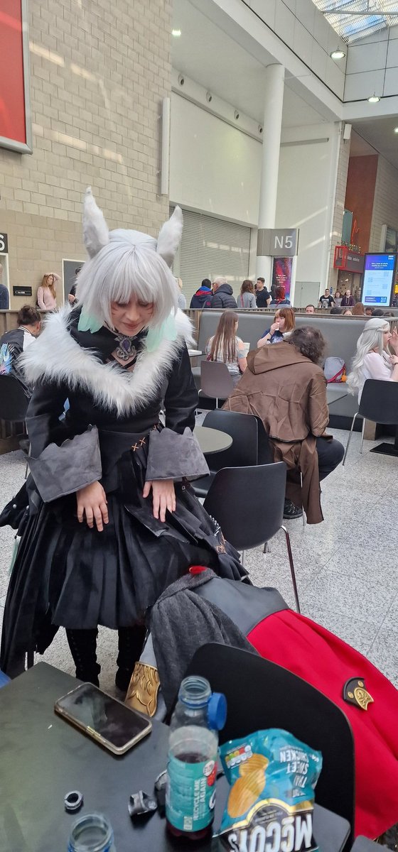 Yokimitsuro's tweet photo. Y así se hace a y'shtola feliz 😄  #FFXIVFanFest #ffxivfanfest2023  @Arkenaya https://t.co/p8Bf8YWcHO