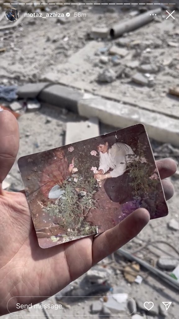 gha8eer's tweet photo. A memorial photo of a family in the wreckage in Gaza..

#Gaza #Gaza_Genocide https://t.co/vhbULUQY8e