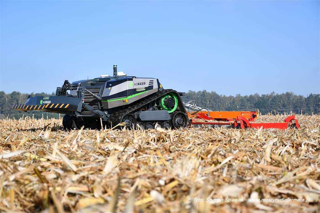 profiMagazin's tweet photo. Maisstoppel mulchen mit einem #AgXeed Agrarroboter. https://t.co/w9byt8XVIE