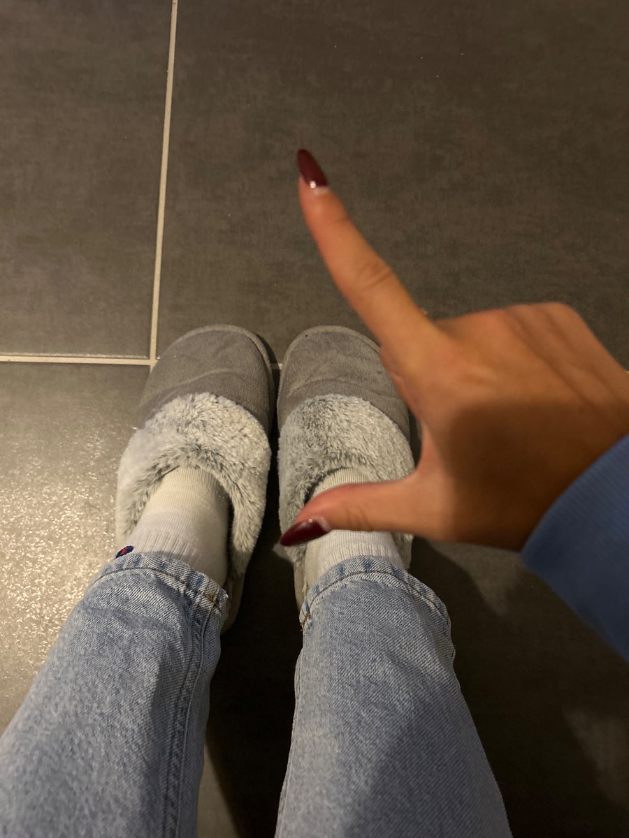 deesselaura23's tweet photo. Quel looser aura le mérite de lécher mes pieds ?😏 

Faites vite chauffer votre cb 

#slaves #moneyslaves #moneymiss #money #soumis #payepourmoi https://t.co/HIUCNL3soz