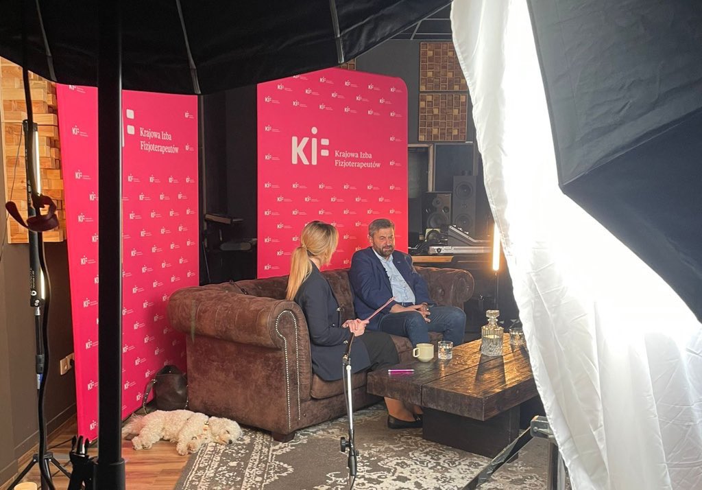 KIFinfopl's tweet photo. 🎬🎥 Ruszamy z podcastam promującymi poszczególne dziedziny fizjoterapii!💪
▶️Za nami pierwsze nagrania - w studio we Wrocławiu.
☕️☕️ Do rozmów „O fizjoterapii przy kawie” zaprosiliśmy specjalistów z Interdyscyplinarnej Rady Ekspertów #KRF. Na planie mieliśmy dodatkowego gościa🐶 https://t.co/lGvBCEEBd8