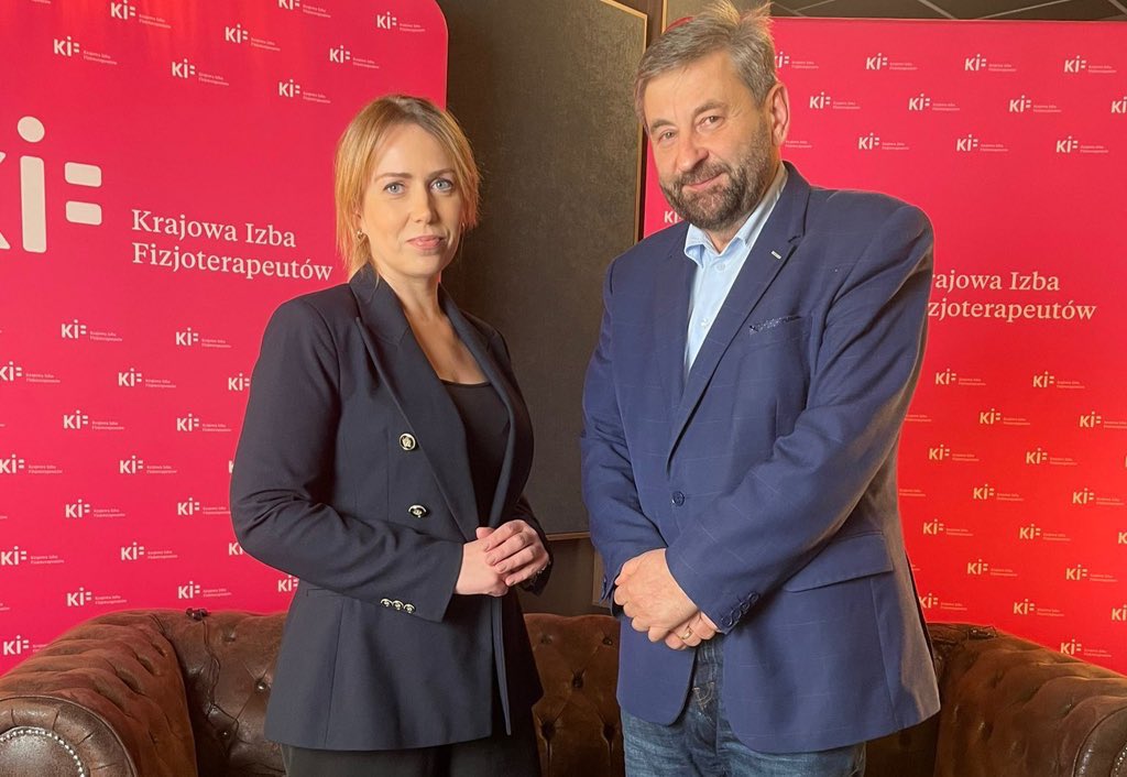 🎬🎥 Ruszamy z podcastam promującymi poszczególne dziedziny fizjoterapii!💪
▶️Za nami pierwsze nagrania - w studio we Wrocławiu.
☕️☕️ Do rozmów „O fizjoterapii przy kawie” zaprosiliśmy specjalistów z Interdyscyplinarnej Rady Ekspertów #KRF. Na planie mieliśmy dodatkowego gościa🐶