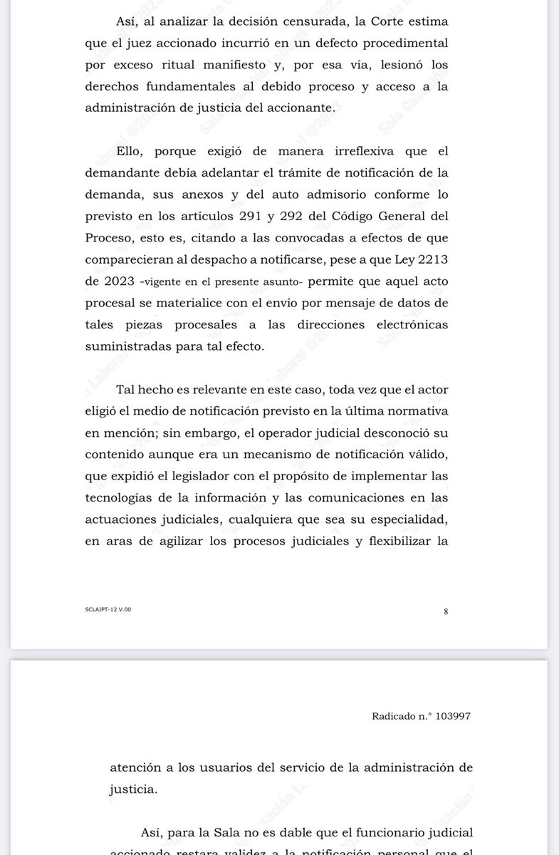 jairoparrac's tweet photo. ¿Puede el juez exigir que la notificación se realice conforme al CGP y no por medio de la Ley 2213/22? LABORAL. CSJ (STL10112-2023): No podía el funcionario judicial accionado restar validez a la notificación personal que el tutelante efectuó a las demandadas bajo los parámetros de la Ley 2213 de 2022, bajo el único argumento que como director del proceso podía elegir la norma procesal con la que consideraba era mejor realizar tal actuación, pues con ello pasó por alto una disposición que actualmente está vigente y que también es eficaz para obtener el fin propuesto. El actor podía optar por el trámite de notificación contemplado en los artículos 291 y 292 del Código General del Proceso o en la Ley 2213 de 2022, siempre que el acto procesal cumpliera con dicho objetivo.
En ese contexto, es evidente la vulneración de los derechos fundamentales al debido proceso y acceso a la administración de justicia del accionante, pues, el juez accionado exigió de mecánica e irreflexiva que la notificación a las llamadas a juicio se realizara con determinada norma procesal, pese a que lo que debió verificar era si ese trámite se realizó conforme a los parámetros establecidos en la disposición que aquel eligió -Ley 2213 de 2022- y si cumplió su finalidad de enterar del proceso a las demandadas —⬇️⬇️—