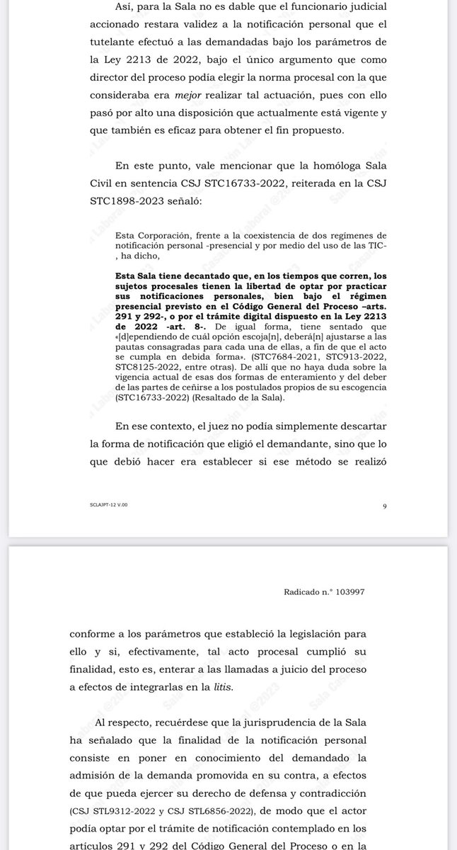 jairoparrac's tweet photo. ¿Puede el juez exigir que la notificación se realice conforme al CGP y no por medio de la Ley 2213/22? LABORAL. CSJ (STL10112-2023): No podía el funcionario judicial accionado restar validez a la notificación personal que el tutelante efectuó a las demandadas bajo los parámetros de la Ley 2213 de 2022, bajo el único argumento que como director del proceso podía elegir la norma procesal con la que consideraba era mejor realizar tal actuación, pues con ello pasó por alto una disposición que actualmente está vigente y que también es eficaz para obtener el fin propuesto. El actor podía optar por el trámite de notificación contemplado en los artículos 291 y 292 del Código General del Proceso o en la Ley 2213 de 2022, siempre que el acto procesal cumpliera con dicho objetivo.
En ese contexto, es evidente la vulneración de los derechos fundamentales al debido proceso y acceso a la administración de justicia del accionante, pues, el juez accionado exigió de mecánica e irreflexiva que la notificación a las llamadas a juicio se realizara con determinada norma procesal, pese a que lo que debió verificar era si ese trámite se realizó conforme a los parámetros establecidos en la disposición que aquel eligió -Ley 2213 de 2022- y si cumplió su finalidad de enterar del proceso a las demandadas —⬇️⬇️—