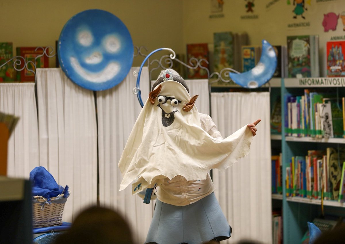 FestiPeriferias's tweet photo. Los más peques de la familia han descubierto con #Chispandora a qué sabe la Luna. 
Para esta actividad nos ha acogido @biblioshuesca

#periferiasgypsy #periferiashuesca https://t.co/3USjPTsojM