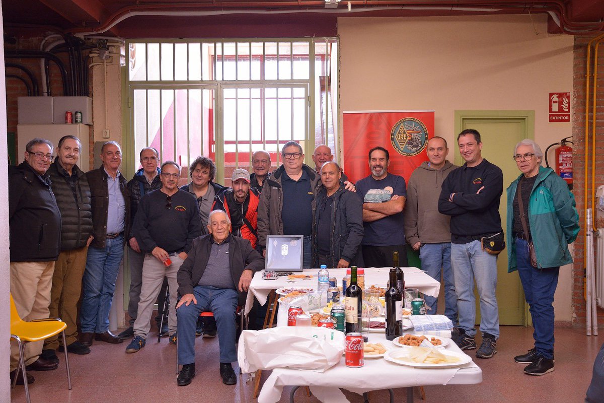 Así celebrábamos el 90 cumpleaños de Saturnino EA4CA. Agradecer a todos los que nos hicisteis llegar felicitaciones, a los que vinisteis acompañándole en persona y a <a href="/EA4DD_ALBERKEYS/">www.alberkeys.es</a> por el detalle de esa preciosa llave para telegrafía.

#SomosURE #Radioaficion #hamradio