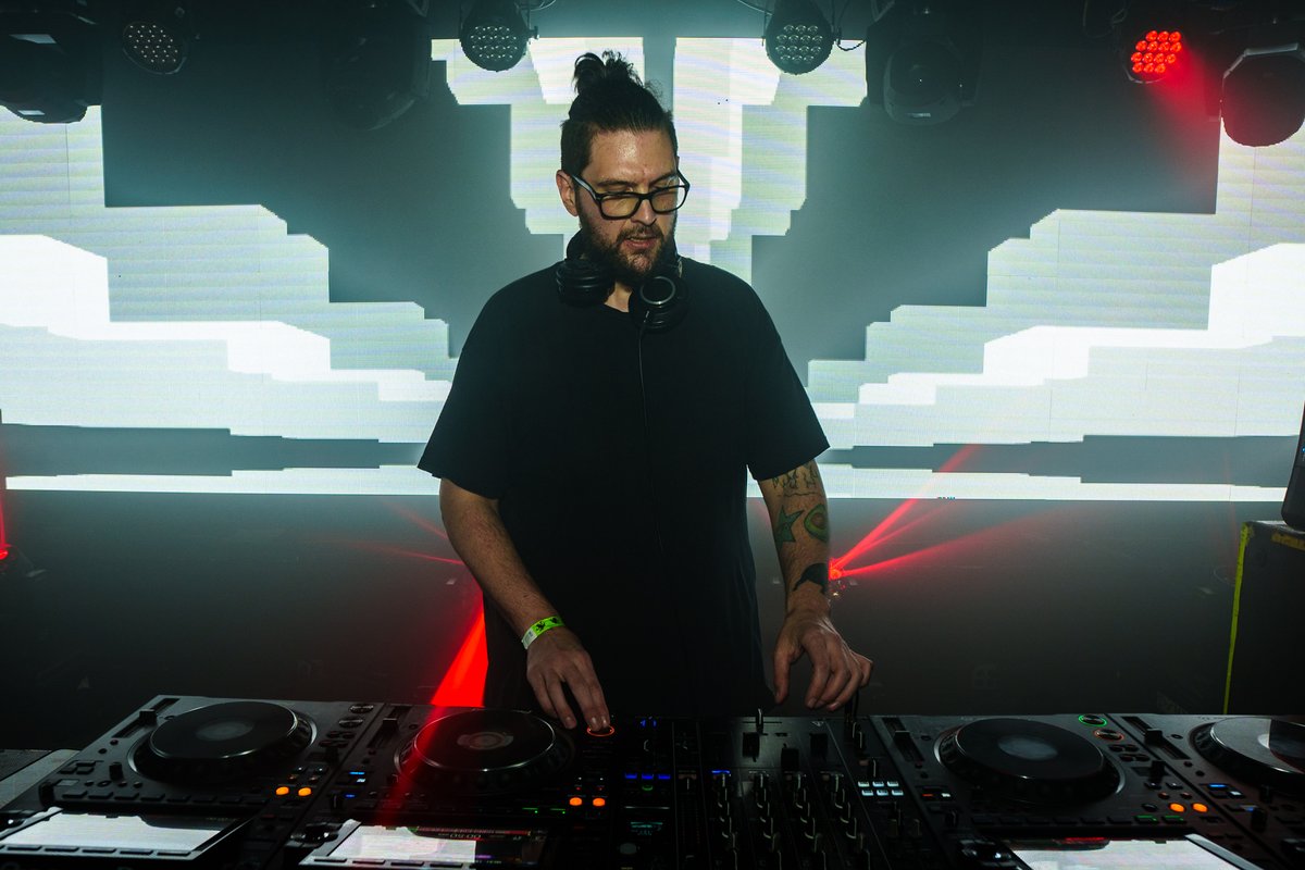 mrbillstunes's tweet photo. Let's get spooky! @area15official has a MASSIVE show for you all this October 28.

I'm playing with @gjonesbass, @samgellaitry, @imanumusic, @lunice, @davidstarfire, @stellersounds, @earthaharris 

📸: Ethan Klement

Get your tickets at https://t.co/Evdy0pNOKT https://t.co/UrEsDcV7RD