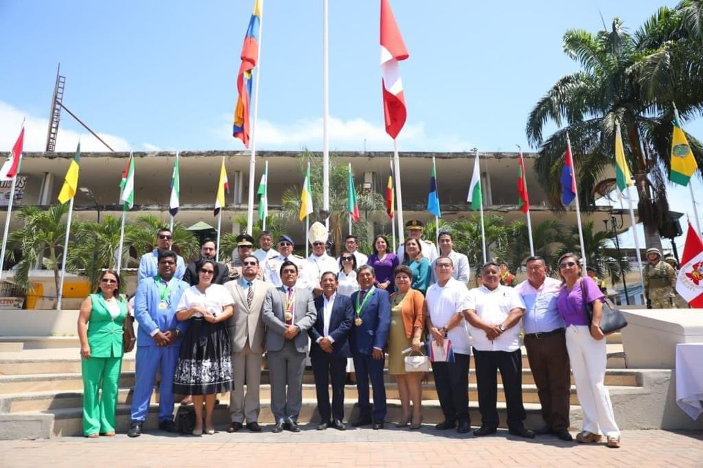 #Huaquillas
En la Plaza Cívica del cantón Huaquillas se celebró la misa de acción de gracias por conmemorarse los 25 años de la firma del Acuerdo de Paz Ecuador-Perú. Autoridades civiles y militares participaron de este evento que significó hermandad y unión.
#FFAANoParamos