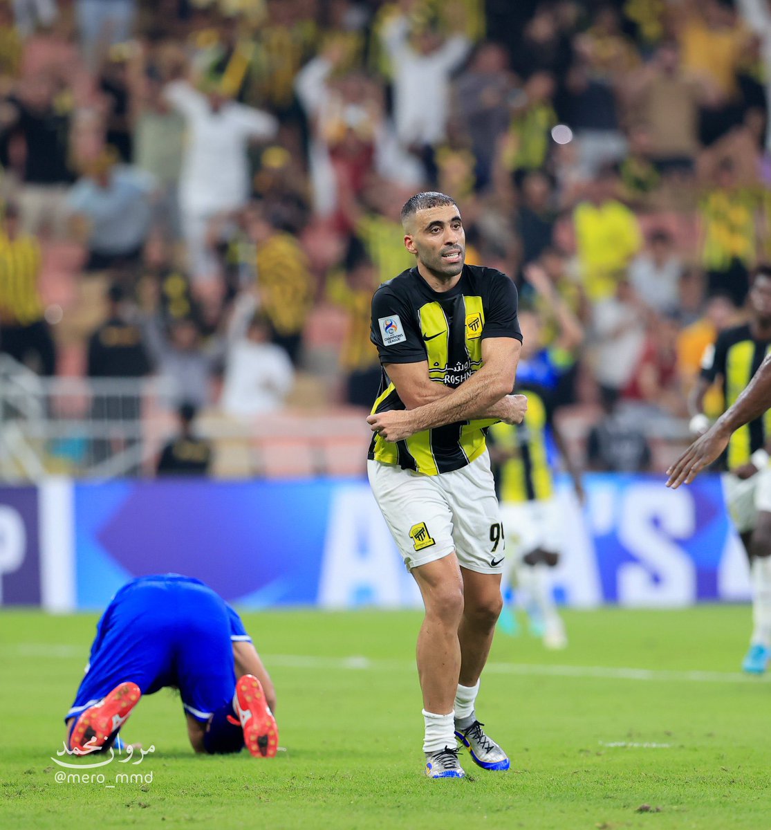 🔴 مهاجم #الاتحاد ( عبدالرزاق حمدالله ) رداً على سؤال حول احتفاليته الكبيرة بالهدف وخلعه التيشرت ذكر قائلاً وهو يضحك :

اريد ان يشاهد الجميع عضلاتي 😅😅

#الاتحاد_القوه_الجويه