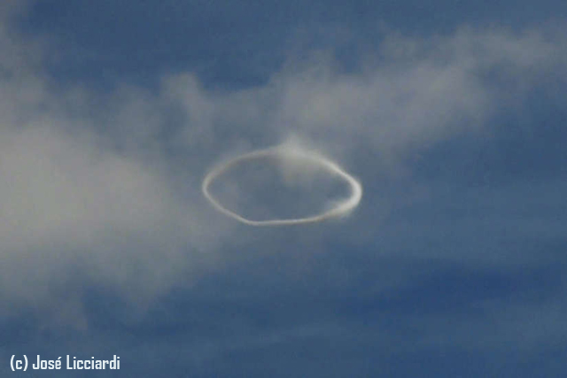 Las #nubes #anillo son un tipo de nubes muy peculiares, tanto que sólo se ven sobre ciertos volcanes que muestran una actividad baja o muy baja. Han vuelto a verse sobre el #Etna. Más detalles sobre estas nubes 👇 cazatormentas.com/nubes-anillo-e…
