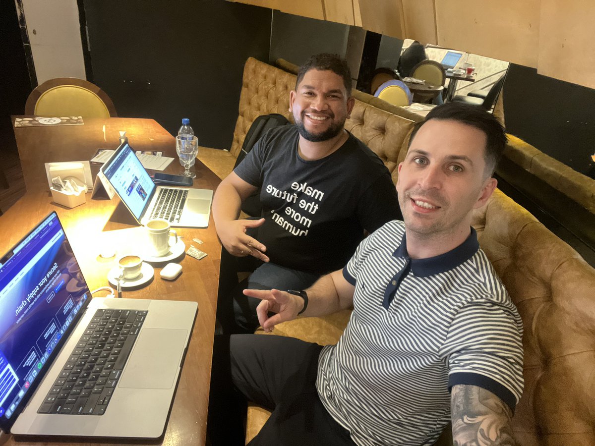 ujorgeleite's tweet photo. Nada como um bom coworking com os amigos pra oxigenar a mente! https://t.co/U5v6vol2ao