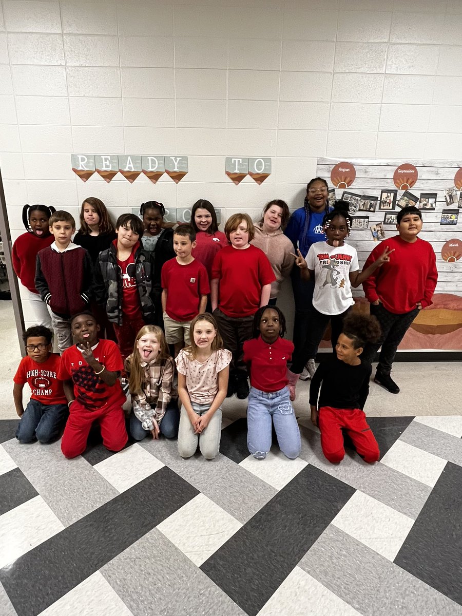 STownsendClass's tweet image. #SES4thgrade rallied in red today to kickoff Red Ribnon Week. Thank you to @DaveSro for our educational assembly.